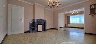 Voor een afspraak bel Kim 0473 72 33 62.<br /><br />Te renoveren woning OB met 3 slaapkamers.<br />Bouwjaar 1959.<br />Deze woning is gebouwd op 808 ca. in Schulen, deelgemeente van Herk-De-Stad en staat heel centraal zodat je op 5 minuten rijden in het centrum van Herk-De-Stad of in dat van Lummen bent.<br />Op beide plaatsen vind je winkels, horeca, banken, dokters, apothekers, post, scholen ( van kleuter tot middelbaar ), kinderopvang, ..., kortom alles wat het leven gemakkelijk en aangenaam maakt.<br />Het spoorwegstation ligt op 1 minuut rijden.<br /><br />INDELING<br />Gelijkvloers : via de inkomhal kan je naar de keuken of naar de leefruimte van 33m² met veel lichtinval.<br />verder heb je op het gelijkvloers de keuken, de CV-ruimte/berging van 13,50m² en het gastentoilet. <br />Verdieping : van de nachthal kun je naar de 3 slaapkamers en de badkamer met douche.<br />Op zolder zijn er nog uitbreidingsmogelijkheden.<br /><br />Ramen op het gelijkvloers zijn PVC en dubbel glas, geplaatst in 2009<br />Op het verdiep deels PVC en dubbel glas, deels aluminium enkel glas.<br />Centrale verwarming op aardgas <br />EPC label F<br /><br />Alle documenten zijn te raadplegen op onze website www.immobennysimons.be
