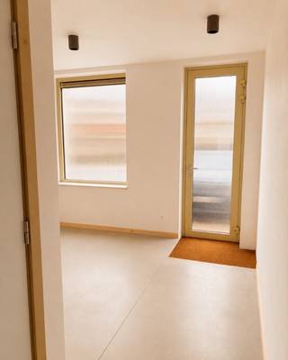 IN OPTIE<br />Energiezuinige BEN-woning (EPC A) | 3 slaapkamers | ZW-tuin | Oprit<br /><br />Aan de Sint-Lambertuslaan in Muizen vindt u deze volledig gerenoveerde BEN-woning waar kwaliteit, duurzaamheid en wooncomfort centraal staan. Gelegen in een rustige zone 30, op wandelafstand van de Dijle en natuurgebieden en op slechts enkele minuten fietsen van het station en het centrum van Mechelen. Dankzij de vlotte verbinding met de E19 en de Leuvensesteenweg geniet u hier van een ideale combinatie van rust en bereikbaarheid.<br /><br />Deze woning werd gerenoveerd alsof ze voor onszelf was, met oog voor hoogwaardige materialen en duurzame technieken. Met een EPC-label A (13 kWh/m²), 8 zonnepanelen en een afwerking volgens de huidige normen bent u helemaal klaar voor de toekomst.<br /><br />De lichtrijke leefruimte met stijlvolle inox keuken sluit naadloos aan op het zonnige terras en de zuidwestgerichte tuin. Verder beschikt de woning over vloerverwarming, drie volwaardige slaapkamers, een moderne badkamer met inloop-regendouche en praktische ingemaakte kasten in een van de slaapkamers op de tweede verdieping.<br /><br />Ook praktisch is aan alles gedacht: een multifunctionele ruimte voor fietsen, bureau of wasplaats, een ruime kelder, private oprit, voorbereiding voor een laadpaal en een schilderklare afwerking zodat u de woning meteen naar eigen smaak kunt inrichten.<br /><br />Troeven:<br /><br />* EPC A (13 kWh/m²)<br />* 3 slaapkamers<br />* 8 zonnepanelen<br />* Zuidwestgerichte tuin en terras<br />* Private oprit<br />* Warmtepomp, vloerverwarming en airco<br />* Aluminium ramen met HR++-glas<br />* Conforme elektriciteit en 100% asbestvrij<br />* Twee toiletten<br />* Schilderklaar afgewerkt<br />* Praktische kelder en multifunctionele bergruimte<br /><br />Rechtstreeks te koop via de eigenaars vanaf €438.000. Elk bod wordt overwogen na afloop van de bezoekmomenten.<br /><br />Een instapklare woning waar energiezuinigheid, karakter en een uitstekende ligging perfect samenkomen.<br />
