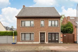 Te renoveren, vrijstaande woning met 3 slpks en veel potentieel op centrale ligging. EPC E-label.Ligging: centraal gelegen met scholen,...