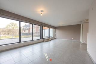 Deze topper bevindt zich op de Melkmarkt te Izegem, op wandelafstand van handelszaken, horeca, openbaar vervoer, ...<br />Het appartement voorziet een bewoonbare oppervlakte van maar liefst 95 m² en daarnaast heb je een heel ruim terras van 60 (!) m². Van hieruit kijk je op een groendak dat in de zomer mooi in bloei staat. (Het onderhoud van dit groendak valt onder de gemeenschap)<br />Er is een lift in het gebouw voorzien waardoor je makkelijk op het juiste verdiep komt. <br />Tenslotte is er ook een ondergrondse staanplaats, private kelderbering en gemeenschappelijke fietsenberging voorzien. <br /><br />Indeling:<br />Ruime inkomhal met plaats voor vestiairekast, 2 slaapkamers, apart gastentoilet, ruime badkamer met o.a. ligbad en douche, leefruimte, terras, open keuken en berging.<br /><br />Wie op zoek is naar ruimte, rust en wooncomfort is hier aan het juiste adres!