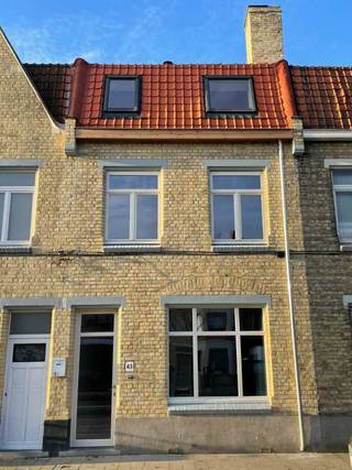 Alle info vind je op www.oostendsesteenweg43.be<br /><br />Deze woning werd zonet volledig gestript en weer opgebouwd volgens de regels van de kunst, toekomstgericht, ecologisch, met veel aandacht voor isolatie. Hierdoor hebben wij een uitzonderlijk goed E-peil E31 bereikt met een EPC A van 51kWh/m2.<br /><br />Bij de afwerking werd gekozen voor warme, natuurlijke materialen zoals leem, stuc clay en houten CLT-panelen.<br />De 'koterij' achteraan werd afgebroken en daar staat nu een volledige nieuwe achterbouw.<br />Het dak werd vernieuwd met zonnepanelen en is zeer goed geïsoleerd. <br />De zonnige tuin is zuidwest gericht.<br />Een warmtepomp voedt de vloerverwarming beneden en de convectoren op de verdiepingen.<br /><br />Indeling:<br /><br />Gelijkvloers:<br />-Ruime technische ruimte vooraan met plaats voor enkele (bak)fietsen<br />-Apart toilet<br />-Geïnstalleerde keuken<br />-Woonkamer in de nieuwe uitbouw<br /><br />Eerste verdieping:<br />-Grote badkamer met inloopdouche en bad<br />-Masterbedroom aan de achterzijde<br />-Kleine kamer of bureau aan de voorzijde<br /><br />Tweede verdieping:<br />-Badkamer met inloopdouche<br />-Grote kamer aan de achterzijde<br />-Kleinere kamer aan de voorzijde<br />-Stapelzolder<br /><br />Contact: <br />-0476 61 41 43<br />-wouter@debouwerie.be<br />-www.oostendsesteenweg43.be<br />