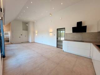 Cet appartement exclusif de nouvelle construction vous offre les dernières nouveautés en matière de qualité de vie dans un quartier dynamique et calme autour de la Stalenstraat à Genk. En tant que premier occupant, vous profiterez d'une maison toute neuve, entièrement prête à emménager, qui a été peinte par des professionnels et déjà équipée de rideaux élégants et d'un éclairage intégré.<br /><br />Lors de la construction, la priorité absolue a été accordée à la qualité et au confort. L'architecture élégante et la lumière naturelle abondante à travers les grandes fenêtres offrent une vue dégagée et une atmosphère très agréable. L'appartement est extrêmement économe en énergie, équipé de panneaux solaires et d'une installation moderne et durable qui garantit de faibles coûts énergétiques. Vous disposez également d'un espace extérieur privé, d'une luxueuse salle de bain avec douche à l'italienne et double vasque, et d'une cuisine moderne entièrement équipée avec des appareils encastrés de haute qualité tels qu'un lave-vaisselle, une plaque à induction, un four et un réfrigérateur. La technologie et la sécurité ont également été prises en compte grâce à une connexion par fibre optique active pour Internet haut débit, à une vidéosurveillance, à une sonnette vidéo et à un hall d'entrée sécurisé.<br /><br />Le prix de location comprend également une place de parking privée et un garage avec évier. Votre vélo est toujours en sécurité dans le hangar commun couvert et, en consultation avec le propriétaire, il est possible de discuter des animaux de compagnie pour en faire un véritable foyer.<br /><br />L'emplacement est excellent. À distance de marche, vous trouverez de nombreux magasins et équipements quotidiens, notamment Delhaize, Action, Kruidvat, Wara Shop, des magasins spécialisés locaux et un nouveau Lidl de l'autre côté de la rue. Pour la culture, la détente et la gastronomie, rendez-vous dans les cafés, les restaurants cosmopolites, la très animée Vennestraat ou le site culturel C-mine. Les amoureux de la nature pourront se rendre directement à pied ou à vélo dans l'idyllique vallée de Stiemer. Des écoles, des centres sportifs, des garderies, des médecins généralistes et des dentistes se trouvent également à proximité, tandis que l'hôpital du Limbourg oriental, le centre de Genk et les routes principales sont facilement accessibles.<br /><br />Disposition : <br /><br />rez de chaussée :<br /><br />- salon <br />- cuisine ouverte<br />- terrasse <br />- rangement<br />- salle de nuit<br />- toilettes<br />- salle de bain<br />- 2 chambres<br /><br />Supplémentaire : <br />- Un garage<br />- Jardin communautaire <br /><br />Le moyen le plus rapide pour visiter cet appartement ? Demandez votre visite via le bouton rouge de notre site Web (www.dewaele.com).<br /><br />Les rendez-vous ne peuvent pas être pris par téléphone. Pour toute autre question, vous pouvez nous contacter par téléphone au 011 30 50 50.<br /><br />À bientôt !