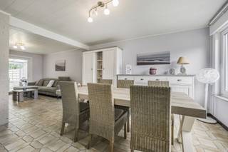 Immo Pické biedt u deze uiterst gunstig gelegen woning aan in Sint-Pieters-Leeuw, gelegen in de nabijheid van winkels, scholen, openbaar vervoer, invalswegen en alle voorzieningen. Deze woning beschikt op de gelijkvloerse verdieping over een inkomhal met toilet, een leefruimte met living en eethoek, een geïnstalleerde recente keuken, een veranda, een wasplaats en een garage (met elektrische poort). Op de eerste verdieping beschikt deze woning over een nachthal, 3 slaapkamers (2 grote van 11 m² en 10 m² en een kleine van 6 m²) en een badkamer met douche en lavabo. Daarnaast beschikt deze woning nog over een gezellige tuin en een parkeerplaats voor de garage.