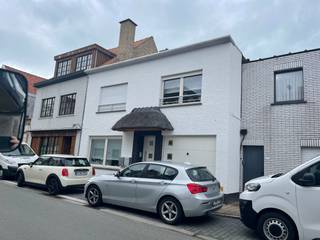 Deze prachtige rijwoning in Knokke is een unieke kans voor wie op zoek is naar een ruime en goed onderhouden woning. Met een perceeloppervlakte...