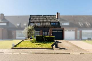 Te koop: gesloten woning in Bornem, gelegen in de rustige Duiventilstraat, met eigen oprit en een gezellige tuin.Deze woning uit 1976 biedt een...