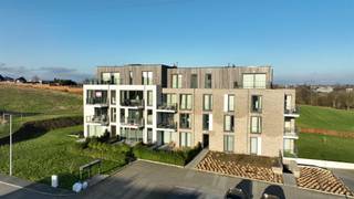 Idéalement situé dans le nouveau quartier "Le Champ du Tordoir", au rez de chaussée d'un bel immeuble, magnifique appartement de standing 2...
