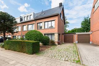 Een instapklare halfopen woning waar licht, hedendaags wooncomfort en een groene tuin mooi samenkomen. De woning werd recent en met zorg gerenoveerd, met aandacht voor duurzame, kwaliteitsvolle materialen en een verzorgde afwerking. Vooral de open leefruimtes, de lichtrijke keuken en de bijzonder private westgerichte tuin geven de woning een warme, rustige woonbeleving.<br /><br />De Laarsebaan biedt daarbij een interessante combinatie van bereikbaarheid en dagelijks comfort: scholen, winkels en openbaar vervoer bevinden zich in de onmiddellijke omgeving, met onder meer een basisschool en een halte van De Lijn in de straat. Ook de groene en recreatieve mogelijkheden van Merksem, waaronder het Fort van Merksem en verschillende parken en speelzones, liggen vlot binnen bereik. Tegelijk is er een goede aansluiting richting Antwerpen en de omliggende gemeenten.<br /><br /><strong>Indeling</strong><br />De ruime oprit biedt voldoende parkeergelegenheid en leidt naar de praktische garage.<br /><br />Via de inkomhal met afzonderlijk gastentoilet bereikt u het leefgedeelte.<br />Vooraan bevindt zich de woonkamer, die op een natuurlijke manier overloopt in de centraal gelegen eetruimte. Van hieruit opent de woning zich verder naar de tuinzijde, waar de keuken zich over de volledige breedte uitstrekt.<br />Net daar komt één van de sterkste eigenschappen van de woning mooi tot uiting: grote raampartijen en bijkomend licht van bovenaf maken van de keuken een bijzonder heldere leefruimte, met het groen voortdurend in het zicht.<br />De keuken staat rechtstreeks in verbinding met de garage én met het gezellige terras, waardoor binnen en buiten op een vanzelfsprekende manier in elkaar overvloeien.<br /><br />Achteraan wacht een verrassend groene en beschutte tuin. De <strong>westelijke oriëntatie</strong> laat u hier volop genieten van de namiddag- en avondzon, terwijl de volwassen beplanting voor bijzonder veel privacy zorgt.<br /><br /><strong>Eerste verdieping</strong><br />Op de eerste verdieping bevinden zich twee volwaardige slaapkamers.<br />De badkamer aan de tuinzijde is voorzien van een ligbad en dubbele lavabo en geniet van een aangenaam groen uitzicht. Daarnaast is er een tweede badkamer met douche in bad, toilet en lavabo. Op de overloop werd bovendien een praktische nis voorzien.<br /><br /><strong>Zolder</strong><br />De volledig ingerichte zolderverdieping biedt nog een royale bijkomende kamer en leent zich uitstekend als master bedroom, maar kan evengoed dienstdoen als bureau-, hobby- of logeerruimte.<br />Tot slot beschikt de woning over een kelder en kruipruimte.