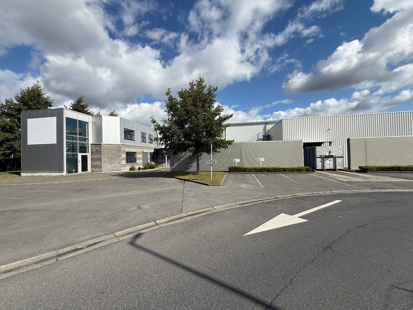 Instapklare bedrijfsruimte met kantoren, magazijn en ruim buitenterrein op toplocatie - foto 1