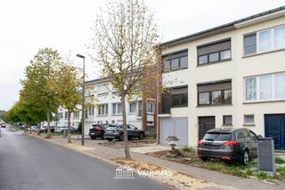 VALIMMAS verkoopt in het centrum van Asse deze welgelegen driegevelwoning met garage en tuin....
Het gelijkvloers, op het straatniveau, omvat een inkomhal, een toilet, drie bergplaatsen en een garage.
De verdieping, op het tuinniveau, herbergt een hal/overloop, een salon en eetkamer met grote raampartijen = veel lichtinval, en een keuken. Met zicht op het terras en de omheinde tuin.
De tweede verdieping bestaat uit een nachthal, drie slaapkamers, een apart toilet en een badkamer.
De zolder is bereikbaar via een luik.
Dit betreft een zeer degelijke en solide woning, maar de interieurs en comfortvoorzieningen dienen wel nog grondig opgeknapt en gemoderniseerd te worden.
Gelegen vlak bij het centrum van Asse, op wandelafstand van winkels, scholen, bushaltes, station, Markt, CC …. . Uitstekende Mobiscore: 8,9/10.