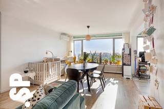 <h2>Lichtrijk appartement + P op de 13e verdieping met prachtig uitzicht</h2>
<p>Op de 13e verdieping van Residentie Taormina in Berchem bevindt zich dit recent vernieuwde appartement van 89 m². <br />Wat hier meteen opvalt, is het licht en het uitzicht. Dankzij de hoge ligging en de brede ramen geniet je vanuit de leefruimte van een prachtig, weids uitzicht. De combinatie van het vele natuurlijke licht en de brede leefruimte zorgt ervoor dat het appartement groter en opener aanvoelt dan de oppervlakte doet vermoeden.</p>
<p>Het appartement werd recent vernieuwd en is dan ook helemaal klaar om er je eigen plek van te maken. Er werd o.a. een nieuwe keuken en badkamer geïnstalleerd en het appartement werd voorzien van veel inbouwkasten, waardoor de beschikbare ruimte praktisch en efficiënt wordt benut. Tevens werd er een warmtepomp geïnstalleerd.</p>
<p>De leefruimte vormt het hart van het appartement. Hier komen het licht, de ruimte en het uitzicht mooi samen. Het is een plek waar je overdag geniet van de natuurlijke lichtinval en waar je 's avonds kan ontspannen met het uitzicht over de omgeving.</p>
<p>Verder beschikt het appartement over twee slaapkamers, een badkamer en de nodige praktische opbergruimte.</p>
<p>Het appartement wordt aangeboden met een parking, deze is verplicht aan te kopen voor <strong>€16.000.</strong><br /><br />Een appartement voor wie vooral valt voor <strong>licht, uitzicht en een instapklare woning</strong>, en graag op een hogere verdieping woont met de stad en omgeving letterlijk aan zijn voeten.<br /><br />EPC: 124 kWh/<span>m².<br /><br />Meer info?<br />Contacteer het kantoor van IMMO SP in Antwerpen via info@immosp.be of 03 226 20 40.<br /></span></p>