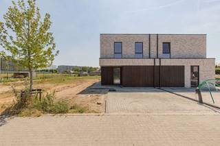 <p><span>PRACHTIGE NIEUWBOUW HALFOPEN BEBOUWING MET 3 SLAAPKAMERS, BUREAU EN TUIN OP 5A 30CA.</span></p><p><span>Deze moderne woning is gelegen in een rustige en kindvriendelijke woonwijk met enkel plaatselijk verkeer in Kalfort (Puurs-Sint-Amands).<br />De nabijheid van de N16 verzekert een optimale bereikbaarheid.</span></p><p><span>Laag energieverbruik en hoog wooncomfort zijn gegarandeerd dankzij gebruik van moderne technieken. </span></p><p><span>De woning met strakke, moderne architectuur is uitgerust met een warmtepomp (lucht-water), ventilatie type D, zonnepanelen, ...</span></p><p><span> </span></p><p><span>Gelijkvloers: Inkomhal / WC / ruime en lumineuze leefruimte met open keuken (38 m²) / bergplaats - wasplaats / ruime berging (12 m²) met nutsvoorzieningen en ruimte voor fietsen.</span></p><p><span>1ste verd.: nachthal / 3 slaapkamers (5 x 2,88m; 3,2 x 2,9m; 3,8 x 2,88m) / bureau (2,88 x 2,10m) / badkamer / technische ruimte / WC.</span></p><p><span>Aangename tuin.</span></p><p><span>Het gunstige, heel lage E-peil zorgt bovendien voor 5 jaar vrijstelling van onroerende voorheffing!</span></p><p><span>Prijzen exclusief btw, registratierechten en aansluitingskosten nutsvoorzieningen.</span></p><p><span> </span></p><p><span>P- en G-score D = middelgrote kans op overstromingen</span></p>