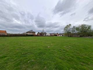 In een rustige straat in Wezemaal bevindt zich dit mooi perceel bouwgrond van 26 are, ideaal voor het realiseren van een open bebouwing. De...