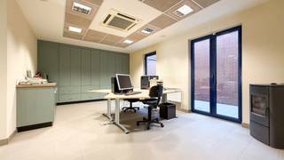 <br /><br />Bij ImmoFusion 7/7 "open huis" : klik op onze 3D-TOUR.<br />Ervaar vastgoed alsof je er zelf doorheen loopt!<br /><br /><br />Ben je op zoek naar een instapklare kantoorruimte op een uitstekende locatie in Zolder? Deze ruime kantoorunit van 95 m², gelegen op de Ringlaan 34 bus 1 HZ, biedt tal van mogelijkheden voor ondernemers, vrije beroepen of dienstverleners!<br />We betreden het gebouw via een privé-inkomhal-deze kantoorruimte bestaat uit de volledige eerste verdieping van het gebouw. <br /><br /><br />De doordachte inrichting voor efficiënte werking van een kantoor vallen hier meteen op: een multifunctionele ontvangstruimte met onthaalbalie en burelen, de onthaalbalie ligt centraal tussen 2 directieburelen; op het einde van de gang is er een grote vergaderzaal; die ook vlakbij de keuken ligt - handig voor de koffie; tussenruimte met ingebouwde met daarachter de sanitaire ruimte met een gescheiden toilet<br />vergaderzaal en/of personeelsrefter met ingemaakte kastenwand waarachter alle technieken netjes zijn weggewerkt. Er bestaat de mogelijkheid om het handelspand om te vormen tot een appartement.<br />Dit maakt het pand uitermate geschikt voor startende ondernemers, zoals beautysalons, kapsalons of andere dienstverlenende beroepen, die graag wonen en werken combineren onder één dak.<br />Een unieke kans voor wie op zoek is naar een eigen zaak met woonmogelijkheid in een centrale en goed bereikbare locatie!<br />Daarnaast kreeg deze kantoorruimte een EPC-label: B – energiezuinig en klaar voor de toekomst.<br /><br /><br />Parkeren kan uiteraard op het openbaar domein naast de Ringlaan , maar aan de achterzijde van het gebouw beschik je over een afgesloten garage en een privatieve autostaanplaats.<br /><br />Pluspunten:<br />- afgesloten prive garage<br />- Optie om het pand om te vormen tot appartement<br />- kantoorruimte<br />- Centrale locatie met vlotte bereikbaarheid via E313/E314 en openbaar vervoer.<br />- Parkeergelegenheid in de directe omgeving, alsook winkels en horeca, warme bakker, scholen<br /><br /><br />Voor een bezichtiging ter plaatse of meer info, bel ons op 078/78.78.70, of kom gewoon binnen op ons kantoor, steeds welkom!