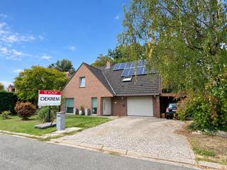 Gelegen in een rustige, groene en gegeerde buurt te Steenokkerzeel ("Zonnebos") vinden we deze ruime en vrijstaande villa. De woning geniet van veel privacy in een groene en residentiële omgeving. De imposante leefruimte met gezellige haard en overvloedige lichtinval biedt een prachtig zicht op de omringende tuin. <br />De open, moderne keuken sluit hier mooi bij aan en is uitgerust met kwaliteitsvolle inbouwapparatuur, een ruim kookfornuis, Amerikaanse koelkast, voldoende kastruimte en eveneens tuinzicht. Verder beschikt deze woning nog over maar liefst vier volwaardige en ruime slaapkamers, een bureau en een inpandige garage.<br />Dankzij o.a. de zonnepanelen op het dak is deze eigendom bovendien energiezuinig en voorzien van een oplaadpaal. Zeer goede verbindingen met de omliggende steden en de periferie rondom Brussel.<br />Vg, Wp, Gmo, Gvkr, Vv. P-score: D / G-score: C. EPC-score: 157 (label B - geen renovatieverplichting). Oppervlakte perceel: 10are. Oriëntatie tuin: noordwesten.<br /><br />INDELING:<br />Kelder (watermeter en -verzachter, gasmeter, condenserende hoogrendementsketel)<br /><br />Gelijkvloers: <br />Inkomhal (houten trap naar verdieping), toilet (wc en lavabo op meubel), living (inbouwcassette hout, schuifraam), eetplaats (schuifraam), bureau (schuifraam), open keuken (Amerikaanse ijskast, vaatwasmachine, dubbele synthetische spoelbak, dampkap, fornuis met 7 pits gasvuur, aanrecht in natuursteen), garage (trap naar kelder, buitendeur, automatische sectionaalpoort, omvormer, installatie elektriciteit, regenwaterpomp, uitgietbak, aansluiting wasmachine).<br /><br />Verdieping: <br />Overloop, badkamer 1 ( inloopdouche met glazen wand, hangwc, lavabo in meubel, handdoekdroger), slaapkamer 1, badkamer 2 (hangwc, inloopdouche met glazen wand, 2 lavabo's in meubel, ligbad, handdoekdroger en aanbouwkast), sas (luik zolder), slaapkamer 2, slaapkamer 3, slaapkamer 4.<br /><br />Dakverdieping: <br />Stockagezolder<br /><br />Afzonderlijk:<br />Overdekt terras, carport, garage/berging.<br /><br />AFWERKING:<br />- Vloeren: natuursteen, laminaat, keramische tegels, beton;<br />- Muren: geschilderd metselwerk, geschilderd pleisterwerk, betonblokken;<br />- Plafonds: geschilderd pleisterwerk, geschilderde gipsplaten, betonwelfsels;<br /><br />AFMETINGEN:<br />Zie indelingsplannen bij downloads.<br /><br />DIVERSEN:<br />Centrale verwarming op gas met radiatoren. Inbouwcassette hout in de woonruimte. Ramen in hardhout met dubbele beglazing. Houten dakramen met dubbele beglazing, voorzien van verduistering en zonwering. PV-installatie met 12 panelen en omvormer. Massieve tussenvloeren. Laadpaal (Type 2) met een vermogen tot 22 kW, load balancing, zonne-laadfunctie en V2G-voorbereiding (WiFi, Ethernet, 4G, OCPP, RFID en ingebouwde DC 6mA beveiliging).<br /><br />STEDENBOUWKUNDIG:<br />Stedenbouwkundige vergunning: ja (1991)<br />Stedenbouwkundige bestemming: woonpark<br />Geen rechterlijke herstelmaatregel of bestuurlijke maatregel opgelegd.<br />Voorkooprecht: nee - Verkavelingsvergunning: ja<br />P-score: D / G-score: C<br />Geen maatregelen in het Vlaams Handhavingsplatform.