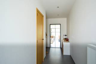 <h3>Energiezuinige woning met 4 slaapkamers, 2 badkamers en zonnige tuin</h3>
<p>Deze recente, instapklare woning bevindt zich in een rustige straat op een centrale ligging nabij het centrum. De woning is hoogwaardig afgewerkt, beschikt over vier volwaardige slaapkamers, twee badkamers en een aangename, zuidwestgerichte tuin met terras en tuinhuis.</p>
<p><strong>Gelijkvloers</strong></p>
<ul>
<li>
<p>Inkomhal op tegel met afzonderlijk gastentoilet met handenwasser</p>
</li>
<li>
<p>Garage (22m²) op tegel met automatische sectionale poort</p>
</li>
<li>
<p>Leefruimte (46m²) op tegel met veel lichtinval</p>
</li>
<li>
<p>Open keuken op tegel, uitgerust met granieten werkblad, inductiekookvuur, dampkap, dubbele spoelbak, oven, microgolfoven, vaatwasser, koelkast en diepvriezer</p>
</li>
<li>
<p>Mooi aangelegde tuin met terras, tuinhuis en gunstige oriëntatie</p>
</li>
</ul>
<p><strong>Eerste verdieping</strong></p>
<ul>
<li>
<p>Nachthal op tegel met afzonderlijk nachttoilet</p>
</li>
<li>
<p>Hoofdslaapkamer (18m²) met klikvinyl</p>
</li>
<li>
<p>Tweede slaapkamer (16m²) met klikvinyl</p>
</li>
<li>
<p>Badkamer op tegel met inloopdouche (regendouche), dubbele lavabo met onderkasten en handdoekdroger</p>
</li>
<li>
<p>Wasplaats op tegel</p>
</li>
</ul>
<p><strong>Tweede verdieping</strong></p>
<ul>
<li>
<p>Nachthal op tegel</p>
</li>
<li>
<p>Derde slaapkamer (14m²) met klikvinyl</p>
</li>
<li>
<p>Vierde slaapkamer (12m²) met klikvinyl</p>
</li>
<li>
<p>Tweede badkamer op tegel met ligbad/douchecombinatie, lavabo met onder- en bovenkasten en toilet</p>
</li>
</ul>
<p><strong>Extra</strong></p>
<ul>
<li>
<p>Bergzolder bereikbaar via vlizotrap</p>
</li>
</ul>
<p><strong>Technisch</strong></p>
<ul>
<li>
<p>Aluminium schrijnwerk met dubbele beglazing en draai/kiep ramen</p>
</li>
<li>
<p>Rolluiken op de eerste en tweede verdieping achteraan</p>
</li>
<li>
<p>Ventilatiesysteem type D</p>
</li>
<li>
<p>Zonnepanelen aanwezig</p>
</li>
<li>
<p>Regenwaterput aangesloten op wasmachine en buitenkranen</p>
</li>
<li>
<p>Centrale verwarming op gas via condensatieketel “Vaillant”<br /><strong><br />Beschikbaarheid &amp; huurvoorwaarden</strong></p>
</li>
</ul>
<p>Beschikbaar vanaf 1 september 2026<br />Ingaande plaatsbeschrijving wordt opgemaakt door een extern expertisebureau aan <strong>€ 300 incl. 21% btw</strong>. Bij vertrek wordt opnieuw een beschrijving opgemaakt aan <strong>€ 230 incl. 21% btw</strong>.<br />De huurwaarborg bedraagt 3 maanden en wordt gestort op een geblokkeerde rekening bij Korfine.<br /><br /></p>
<p><strong>Samenvatting</strong><br />Deze recente en energiezuinige woning combineert comfort en ruimte met een uitstekende ligging. Met vier slaapkamers, twee badkamers, een zonnige tuin en een inpandige garage biedt dit pand alles wat een modern gezin nodig heeft.</p>
<p>Interesse? Neem vandaag nog contact met ons op via 03 535 12 75!<br /><br />De vermelde bewoonbare oppervlakte is gebaseerd op de bruikbare vloeroppervlakte zoals vermeld in het EPC</p>