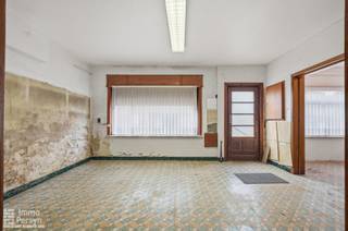 Ben je op zoek naar een ruime woning die je volledig naar jouw eigen hand kan zetten? Deze gezinswoning uit 1957 in de Houwaartstraat 344 biedt de perfecte basis. Gelegen op een strategische locatie in Scherpenheuvel-Zichem, geniet je hier van een vlotte verbinding met alle nodige voorzieningen, terwijl de rust van jouw eigen perceel nooit ver weg is.<br /><br />De grote troef van deze rijwoning is de toegankelijkheid: via een handige achteringang bereik je de twee garages, wat een enorme troef is voor parkeercomfort. De tuin is zuidgericht, waardoor het de ideale plek is voor wie droomt van lange zomeravonden in het groen en genoeg ruimte voor kinderen om veilig te spelen.<br />Met 3 slaapkamers op de eerste verdieping en 2 extra kamers op de tweede verdieping, maakt dat deze woning kan omgebouwd worden tot een ruime hedendaagse stek.<br /><br /><u><strong>INDELING</strong></u><br /><strong>Gelijkvloers:</strong> Inkom, winkelgedeelte, leefruimte, keuken, badkamer, veranda<br /><strong>1ste verdieping:</strong> Nachthal, 3 slaapkamers<br /><strong>2de verdieping:</strong> 2 zolderkamers<br /><strong>Tuin: </strong>Zuidgericht met toegang achteraan<br /><strong>Kelder:</strong> kleine ruimte<br /><br />Ervaar zelf de vele voordelen van deze woning tijdens een persoonlijke rondleiding. <br />Maak vandaag nog je afspraak. <br />Mail naar info@immopersyn.be of bel 013 444 008.