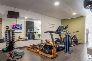 Gelegen op toplocatie en uiterst zichtbaar vinden we deze handelsruimte met bijhorend appartement. Handelsruimte van 125 m2 met mogelijkheden. Op...