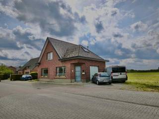 Authentieke gerenoveerde vrijstaande woning met prachtig uitzicht — Huldenberg, Stroobantsstraat 54Gelegen tussen Tervuren en Leuven, vind je deze...