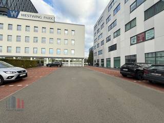 Centraal gelegen langs de E403 Brugge - Doornik, te Roeselare vindt u deze lichtrijke kantoorruimte te huur van +/- 496 m².Deze kantoorruimte bevindt...