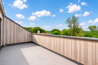 <strong><strong>LIGGING<br /></strong></strong><span>Deze stapelwoning geniet van een uitstekende ligging in een aangename woonwijk in het pittoreske Dikkelvenne, deelgemeente van </span><span><span>Gavere</span></span><span>. Hier woont u in alle rust, omringd door groen en karaktervolle landschappen, terwijl u toch profiteert van een vlotte verbinding naar </span><span><span>Gent</span></span><span>, </span><span><span>Oudenaarde</span></span><span> en de belangrijkste invalswegen.</span><span> Natuurliefhebbers kunnen volop genieten van de nabijgelegen wandel- en fietsroutes doorheen de Scheldevallei en de Vlaamse Ardennen, terwijl dagelijkse voorzieningen, scholen en winkels zich binnen handbereik bevinden. </span><span>Een uitzonderlijke locatie voor wie op zoek is naar een harmonieuze combinatie van rust, natuur, bereikbaarheid en levenskwaliteit.</span>
<p>Het volledige project, bestaande uit 2 aparte entiteiten met individuele toegangen, werd ontworpen met respect voor het natuurlijke reliëf van het terrein en geniet van een unieke ligging met weidse zichten over de omliggende vallei.<strong><br /><br />INDELING<br /></strong><span>Deze penthouse bestaat uit een royaal woonvolume in casco-afwerking, 2 autostaanplaatsen en een terras met prachtige vergezichten. Dankzij de doordachte opbouw biedt het geheel een waaier aan mogelijkheden voor wie op zoek is naar ruimte, flexibiliteit en architecturale kwaliteit. Het appartement</span><span> werd ontworpen om plaats te bieden aan alle voorzieningen, 3 slaapkamers en 2 badkamers. De casco-afwerking laat toekomstige eigenaars bovendien volledig vrij om het pand naar eigen smaak en woonwensen af te werken. Eveneens is er mogelijkheid tot het installeren van een interne lift. </span><span>Aan de voorzijde van het perceel bevinden zich 2 autostaanplaatsen. </span><span>Een zeldzame kans voor wie architectuur, natuur en ruimte wil verenigen in één bijzonder vastgoedproject.</span></p>
<p><span><strong>Voor meer info of een bezoek:</strong><br /><em>Stéphanie Eeckhout – 0472 13 28 79</em></span><span><em><br /><br />* Sommige beelden zijn referentiebeelden</em></span></p>
<p><span><em> </em></span></p>
<p><strong> </strong></p>
