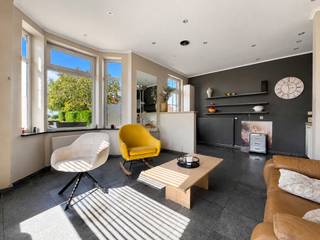 Karaktervolle open bebouwing met stijlvolle art-deco-invloeden, 4 bijzonder ruime slaapkamers, twee afzonderlijke badkamers en een verrassend veelzijdige indeling, aangevuld met een eigen oprit!<br /><br />Dankzij de aanwezigheid van twee aparte inkomhallen en een tweede keuken leent de woning zich uitstekend als kangoeroewoning, voor co-housing of voor de combinatie van wonen en werken.<br /><br />Deze woning omvat volgende indeling op het gelijkvloers: inkom met afzonderlijke polyvalente ruimte - centrale hal met toilet - extra inkomhal met keuken - lichtrijke leefruimte met eetruimte die zicht biedt op de zonnige tuin - open keuken voorzien van alle nodige toestellen, met een combinatie van een gasvuur en elektrische kookplaat, en een prachtig weids uitzicht over de groene weilanden - technische berging - inloopdouche met enkele lavabo - zuidgerichte terras met tuin en tuinhuis. <br />Eerste verdieping: nachthal met praktische verdeelhal die tevens als extra ruimte kan worden benut - badkamer met ligbad, toilet en lavabomeubel - 3 zeer ruime slaapkamers - extra ruimte, ideaal als dressing, bureauruimte, hobbykamer of babykamer.<br />Tweede verdieping: bijzonder ruime polyvalente ruimte over de volledige verdieping, ingedeeld als 4e slaapkamer of in te richten als afzonderlijke studio.<br /><br />Een bijzondere troef is de afzonderlijke ruimte aan de voorzijde van de woning. Door haar zichtbare ligging en aparte toegang is deze ruimte ideaal voor de inrichting van bijvoorbeeld een kapsalon, nagelstudio, praktijk- of kantoorruimte, mits naleving van de toepasselijke voorschriften.<br /><br />De woning wordt omgeven door een aangename tuin met verschillende zonnige oriëntaties, waardoor u op elk moment van de dag van de zon kunt genieten. Het uitzonderlijk ruime terras biedt bovendien volop plaats om gasten te ontvangen en in alle comfort van het buitenleven te genieten.<br /><br />Een ruime en veelzijdige eigendom voor wie op zoek is naar comfortabel wonen, gecombineerd met professionele mogelijkheden of ruimte voor meerdere generaties onder één dak.<br /><br />Voor verdere informatie of een vrijblijvend bezoek contacteer Céline op 0476/60 60 23 of mail naar celine@immax.be