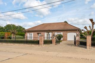 <p>Deze ruime laagbouwwoning is goed onderhouden staat op een prachtig perceel van maar liefst 27x87m, zijnde 2196m².<br /><br />De woning omvat een ruime inkomhal met apart toilet, een livingruimte met zithoek, keuken, veranda, 3 slaapkamers, badkamer, garage en een berging met een extra douche en wc. Bovendien is er een zeer ruime niet afgewerkte zolder.<br />Buiten vinden we een gezellige, diepe tuin dewelke zorgt voor alle nodige rust.<br /><br />Troeven<br />- Laagbouw<br />- Prachtige tuin en perceel<br />- Goed onderhouden<br />- Ruime woning met grote kamers<br /><br />Deze woning valt onder de renovatieplicht, wat kansen biedt om ze naar eigen smaak en comfort te moderniseren.<br /><br />Ontdek deze woning nu al via de interactieve grondplannen met foto's.<br />Ga hiervoor naar www.wijns.be en klik op de knop “virtueel bezoek”.<br /><br />Info & afspraak: ☎ 0473/30 00 00 en/of ✉ Pieter@wijns.be<br />Wij maken graag tijd voor U.</p>