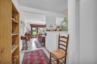 <p>Nabij het centrum van Liedekerke bevindt zich dit aangename gelijkvloers appartement met een bewoonbare oppervlakte van 69 m². Scholen, winkels, horeca en openbaar vervoer liggen in de onmiddellijke nabijheid, wat zorgt voor een vlotte bereikbaarheid en een comfortabele woonomgeving.</p><p>Het appartement omvat een inkomhal, een lichtrijke living, een keuken, een praktische berging, één slaapkamer en een badkamer voorzien van douche, lavabo en toilet. Verder beschikt het appartement over een overdekt terras en een ruime tuin, ideaal om rustig buiten te genieten.</p><p><strong>Huurprijs:</strong> € 750/maand<br /><strong>Beschikbaarheid:</strong> bespreekbaar</p>