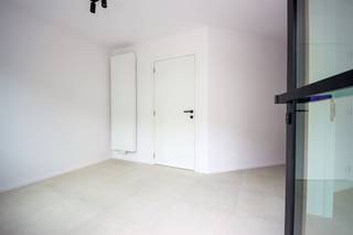 Deze exclusieve kantoor- of praktijkruimte bevindt zich op een centrale locatie, vlakbij het centrum van Wevelgem, en biedt een...