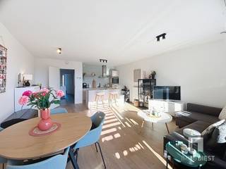 <p><span>Bent u op zoek naar een recent, instapklaar appartement op een rustige locatie maar toch vlakbij het centrum van Diest? Dan is dit appartement op de eerste verdieping uit 2019 zeker een bezoek waard.<br />U woont hier in een rustige omgeving met verschillende wandelpaden vlakbij. Tegelijk bevinden winkels, scholen en het station zich op korte afstand. <br />Dankzij de vlotte aansluiting op de belangrijkste invalswegen en autosnelwegen bereikt u bovendien snel omliggende steden en gemeenten.</span></p><p><span>De indeling is als volgt: We komen binnen in de inkomhal met apart toilet en gaan vervolgens rechts naar de woonkamer met open, ingerichte keuken. <br />Via het grote schuifraam bereiken we het terras aan de voorzijde, ideaal om te genieten van het zonnetje. <br />De hal geeft verder toegang tot de badkamer met inloopdouche en dubbele wastafel in meubel, 2 slaapkamers en een compacte berging.<br />In de kelderverdieping vinden we een autostaanplaats en een berging.</span></p><p><span>Hier wat troeven op een rij:</span><span><br />- </span><span>Recent appartement uit 2019</span><span><br />- </span><span>Energiezuinig (75 kWh/m² = A-label) en comfortabel wonen<br />- Elektrische keuring conform<br />- Afgesloten fietsenstallingen en liften in het gebouw<br />- Ondergrondse autostaanplaats en aparte kelderberging zijn in de prijs inbegrepen </span><span><br />- </span><span>Rustige ligging net buiten de stadskern van Diest</span><span><br />- </span><span>Wandelpaden in de directe omgeving</span><span><br />- </span><span>Vlotte verbinding naar winkels, scholen, station en autosnelwegen</span></p><p><span>Interesse?</span><span> <br /></span><span>Dit appartement is ideaal voor wie op zoek is naar een direct bewoonbaar en energiezuinig appartement op een rustige maar centrale locatie in Diest.</span><span><br /></span><span>Neem gerust contact op met Immo Diest voor meer informatie of een bezoek ter plaatse via <span>nathalie@immodiest.be</span></span><span> of telefonisch op 013 31 25 22.</span></p><p><span>We helpen je met een glimlach verder op zoek naar jouw nieuwe thuis.</span></p><p><span>In afwachting van het bezoek kan u alvast de virtuele tour bekijken. </span></p><p><span> </span></p><p><span> </span></p>