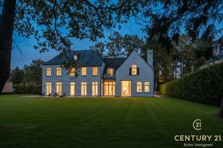 In de gegeerde Bloemenwijk te Retie bevindt zich deze royale villa op een perceel van 2.415 m², waar tijdloze elegantie en hedendaagse luxe...