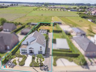 <strong>Exclusieve, instapklare villa op toplocatie in Loenhout met luxueuze afwerking en royale tuin</strong><br /><br />Ontdek deze stijlvolle en energiezuinige villa op een gegeerde locatie in Loenhout, vlak bij het dorpscentrum en met vlotte verbinding naar Antwerpen en Breda. Deze instapklare woning werd volledig gerenoveerd met oog voor detail, duurzaamheid en comfort.<br /><br /><strong>Indeling</strong><br />• Ruime inkomhal met gastentoilet<br />• Lichtrijke woonkamer met gezellige houtkachel<br />• Volledig uitgeruste keuken (Gaggenau-apparatuur)<br />• 4 volwaardige slaapkamers + bureau<br />• Moderne badkamer, praktische wasplaats en koele berging<br /><br /><strong>Kenmerken</strong><br />• Bewoonbare opp. van 264 m²<br />• Hoogwaardige materialen: natuursteen, parket, maatwerk<br />• EPC B (150 kWh/m²jaar)<br />• 19 zonnepanelen, zonneboiler, hoogrendementsglas, spouwmuurisolatie<br />• Airco en vernieuwde gasketel<br />• Waterrecuperatiesysteem<br /><br /><strong>Tuin &amp; buitenruimte</strong><br />• Professioneel aangelegde tuin op perceel van 1.438 m²<br />• Automatisch bewateringssysteem, waterpartij, open zicht op achterliggende landbouwgrond<br />• Groot bijgebouw (garage/flexruimte) met automatische poorten<br /><br /><strong>Extra troef: mogelijkheid tot aankoop van naastgelegen bouwgrond</strong><br />Het naastgelegen perceel (701 m² – kadastraal E907M) maakt deel uit van een goedgekeurde verkaveling en is volwaardig erkend als bouwgrond. Met een straatbreedte van 15,48 m en diepte van ca. 69 m is dit een unieke kans voor wie wil investeren, bouwen of extra gezinsruimte voorzien. Het perceel is mee opgenomen in de huidige configuratie en kan optioneel bijgekocht worden.<br /><br /><strong>Troeven</strong><br />✓ Toplocatie<br />✓ Mogelijkheid tot aankopen aanpalende bouwgrond<br />✓ Instapklaar &amp; luxueus<br />✓ Energiezuinig<br />✓ Privacy &amp; rust<br />✓ Garage, carport<br /><br />Wonen op zijn best – contacteer Aertsen Makelaars voor een bezichtiging van deze unieke eigendom aan Bareelstraat 31, Loenhout.