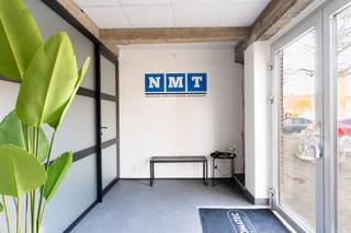 <p>Instapklare en volledig gerenoveerde commerciële ruimte van 130 m² <strong>te huur</strong>, met een uitzonderlijke zichtbaarheid dankzij maar liefst 40 meter straatgevel. Ideaal voor ondernemingen die maximale visibiliteit willen combineren met bereikbaarheid en uitstraling! De ruimte is afgewerkt in een stijlvolle industriële look met duurzaam steentapijt en geniet van overvloedig natuurlijk licht dankzij het grote raamoppervlak.</p><p><strong>Technisch volledig in orde:</strong></p><p>EPC-label A<br />Energiezuinig warmtepompsysteem<br />Airconditioning<br />Elektriciteit volledig vernieuwd</p><p><strong>Indeling:</strong></p><p>Ruime open commerciële/kantoorruimte<br />Afgesloten vergaderruimte met kitchenette<br />Ruime berging</p><p>Absolute troef is het zeer ruime terras met zicht op een groene parkomgeving, wat zorgt voor een aangename en inspirerende werkomgeving. Daarnaast is er ruime parkeergelegenheid in de directe omgeving. Strategisch gelegen op slechts 10 minuten van de A12 en de Antwerpse Ring, met een uitstekende bereikbaarheid en commerciële ligging!</p><p><strong>Huurprijs: €1.200/maand excl. kosten</strong><br /><strong>Onmiddellijk beschikbaar!</strong></p><p>Interesse? Contacteer ons voor meer informatie of een bezichtiging: info@markasa.be<span></span> of 03/827.72.92</p>