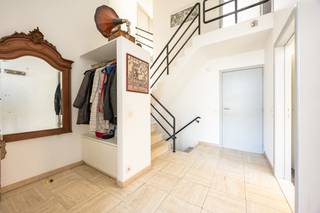 Verrassend ruime woning met 4 slpk's op 2.321m² perceel!204m² bewoonbare opp. | 2.321m² perceelopp. | 4 slaapkamersIndeling:We betreden deze woning...