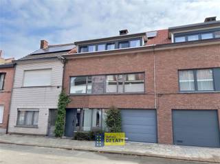 <p><span>Welkom bij deze ruime woning gelegen te Ekeren die zich onderscheidt door haar veelzijdige mogelijkheden. Met een bewoonbare oppervlakte van 202 m² en een grondoppervlak van 288 m², biedt deze woning een uitstekende basis voor zowel particulieren, zelfstandigen als zij die een kangoeroewoning zoeken.</span></p><p><span> </span></p><p><span>Binnenin vindt u een goed gestructureerde indeling met op de begane grond verschillende leefruimten (of praktijk, werkplaats), een doucheruimte en toegang tot de inpandige garage, op de verdieping bevindt zich een ruime woonkamer (ca. 45 m²) met veel lichtinval alsook een grote open keuken met trap naar de tuin, de bovenste verdieping betreedt u via een open trap en hier vindt u 3 volwaardige slaapkamers en de badkamer met douche.</span></p><p><span> </span></p><p><span>Buiten beschikt het pand over een aangename tuin met diverse inrichtingsmogelijkheden. Een groot overdekt terras grenst aan de woning, achteraan het perceel werd een tweede terras aangelegd, overal geniet u van de nodige rust en privacy.</span></p><p><span> </span></p><p><span>Mits enige opfrissing en modernisering biedt deze uitzonderlijke woning u vele opportuniteiten. </span></p><p><span> </span></p><p><span> </span></p>