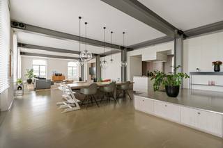 Zéér ruime loft 360m² op volledige eerste verdieping, in een karaktervol stenen gebouw van de voormalige Molens Rypens (industrieel bouwkundig erfgoed), gelegen aan de Rupel met een uniek en rustgevend uitzicht op het water en de sluis van Klein-Willebroek. Deze loft is thans samengevoegd tot één geheel, maar bestaat juridisch eigenlijk uit 2 kavels welke apart kunnen verkocht worden en gescheiden van elkaar. Indeling : Inkom met ingemaakte en modulaire kasten, luxueus ingerichte open keuken, voorzien van alle hoogwaardige toestellen, nachthall, zéér ruime woonkamer (123m²) met ingemaakte modulaire kasten en uniek en rustgevend uitzicht op het water, SLK 1/master met ingemaakte kasten en een 1e badkamer met vrijstaand ligbad, dressing, inloopdouche, SLK 2 of logeerkamer, wasplaats, bureau met ingemaakte kasten, deels gebouwd als inpandig terras met schuifraam : Deze schuifraam kan verwijderd worden om opnieuw een inpandig 'open terras' te creëren, SLK 3 en 4, elk met ingemaakte kasten en luxueus ingerichte 2de badkamer. Mogelijkheid tot aankoop ondergrondse dubbele autostaanplaats voor 2 wagens (achter elkaar). Inrichting : Volledig 'trendy' afgewerkt met gietvloeren, ingemaakte kasten, aangepaste verlichting, ..., kortom een pareltje om te wonen en beleven. Het interieurontwerp van Ar. Danny Venlet is doordacht daar het open geheel met aparte zones werd ingericht , die elk hun eigen sfeer en intimiteit krijgen, versterkt door een subtiel spel van niveauverschillen, materiaalgebruik en bestudeerde verlichting. Toplocatie aan Kaai - Bassinstraat met zicht op het water en de sluis van Klein-Willebroek. Gelegen op wandelafstand van het centrum, winkels, scholen & openbaar vervoer (bus en trein). Zéér centraal gelegen op slechts 3' van A-12, op een boogscheut van Antwerpen en Brussel. Interesse in een bezoek, bel ons kantoor : 03.459.99.99 of mail joeri@leximmo.be .