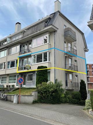 Gelegen op een rustige en gunstige locatie in Kessel-Lo, bevindt zich dit lichtrijke hoekappartement op de eerste verdieping van een verzorgd gebouw. Het appartement werd volledig gerenoveerd in 2021 en is instapklaar.<br />De indeling omvat een inkomhal met vestiairekast en gastentoilet, een gezellige en lichtrijke woon- en eetkamer met toegang tot een terrasje, en een open, volledig uitgeruste keuken met balkon. Verder zijn er twee slaapkamers, waarvan één met eigen terras, en een vernieuwde badkamer met inloopdouche en lavabomeubel.<br />Daarnaast beschikt het appartement over een ondergrondse kelderberging en is een garagebox inbegrepen in de prijs.<br />De elektriciteit is conform en er geldt geen renovatieplicht.<br />Kortom, een aangenaam en instapklaar appartement op een uitstekende ligging, op fietsafstand van Leuven en het station.  Tevens interessant als investering.