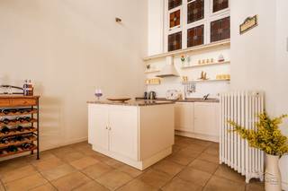 KARAKTERVOL 16E-EEUWS STADSHUIS IN HET HISTORISCH HART VAN DE STADWonen in een stukje geschiedenis, met ruimte voor jouw toekomstvisie.In een van de...