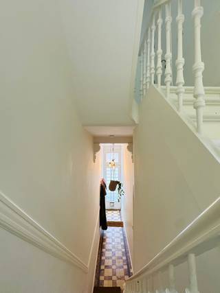 Charmante stadswoning nabij het Krugerplein.<br /><br />Voor het inplannen van een bezoek, neem contact op via ruth_donne@hotmail.com of 0499/235902<br /><br />Op zoek naar een karaktervolle stadswoning met een verrassend ruime indeling, veel privacy en mogelijkheden om de woning volledig naar eigen smaak in te richten? Deze charmante woning in de Sint-Mattheusstraat 19 in Borgerhout combineert authentieke elementen met een praktische indeling over drie woonlagen en is gelegen op een centrale en aangename locatie.<br /><br />Op het gelijkvloers bevindt zich momenteel een ruime polyvalente leefruimte, die vandaag gebruikt wordt als bureau en dressing. Deze ruimte kan eenvoudig worden ingericht als derde slaapkamer, thuiskantoor, hobbyruimte of extra leefruimte. Op dezelfde verdieping bevindt zich de badkamer. De badkamer is functioneel, maar vraagt nog renovatie en biedt daardoor de mogelijkheid om ze volledig naar eigen smaak en wensen te vernieuwen.<br /><br />De woning is bovendien volledig onderkelderd, wat zorgt voor heel wat extra bergruimte.<br /><br />Op de eerste verdieping bevindt zich de huidige leefverdieping met een gezellige keuken en leefruimte. Dit is het hart van de woning: een aangename plek om te koken, te eten, te ontspannen en samen te leven.<br /><br />De tweede verdieping omvat twee slaapkamers. De hoofdslaapkamer beschikt over een apart toilet en douche. Daarnaast is er een tweede slaapkamer, ideaal als kinderkamer, logeerkamer of extra bureau.<br /><br />Een bijzonder pluspunt van deze woning is het vrije en open gevoel aan de voorzijde. Recht tegenover de woning bevindt zich de Peperbus, waardoor er geen rechtstreekse inkijk is van een tegenoverliggende woning. <br /><br />Ook de ligging is een grote troef. De woning bevindt zich in een gezellige buurt van Borgerhout, op wandelafstand van het Krugerplein, met winkels, horeca, openbaar vervoer en dagelijkse voorzieningen in de nabije omgeving. Dankzij de centrale ligging zijn onder meer het Krugerplein en de Turnhoutsebaan vlot bereikbaar.<br /><br /><br />