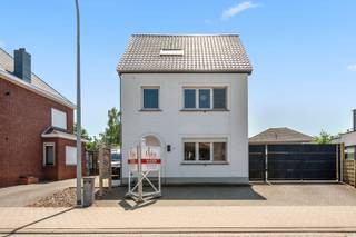 Op een uitstekende locatie in het centrum van Itegem bevindt zich deze veelzijdige vrijstaande woning.<br />Dankzij de centrale ligging bevinden scholen, openbaar vervoer en lokale handelaars zich op wandelafstand. Bovendien geniet u van een vlotte verbinding naar Lier en Heist-op-den-Berg, waardoor deze woning een ideale uitvalsbasis vormt.<br /><br />Bij het betreden van de woning komt u in de inkomhal met gastentoilet. Op het gelijkvloers bevindt zich momenteel een praktijkruimte, die eveneens perfect kan dienen als bureau, hobbyruimte of extra slaapkamer. Verder vindt u hier een ruime, volledig ingerichte moderne keuken die alle comfort biedt alsook een praktische berging met aansluiting voor een wasmachine, een ligbad alsook een douche.<br />De lichtrijke en ruime leefruimte vormt het hart van de woning en biedt een prachtig uitzicht op het overdekte terras en de aangename tuin, waardoor binnen- en buitenleven naadloos in elkaar overvloeien.<br /><br />Op de eerste verdieping bevinden zich twee ruime slaapkamers en een tweede badkamer, uitgerust met een douche, lavabo en toilet.<br />De zolderverdieping werd ingericht als een volwaardige derde, ruime slaapkamer en beschikt daarnaast over extra bergruimte.<br /><br />Achteraan de woning bevindt zich een ruim overdekt terras waar u in alle seizoenen kunt genieten van het uitzicht op de onderhoudsvriendelijke tuin. Bovendien beschikt de woning over een praktisch tuinhuis en is er voldoende parkeergelegenheid op het eigen perceel.<br /><br />Deze instapklare woning combineert een uitstekende ligging met een verrassend ruime en functionele indeling. Dankzij de praktijkruimte, de drie volwaardige slaapkamers en de aangename buitenruimte is dit de ideale woning voor gezinnen, zelfstandigen of wie wonen en werken wil combineren.<br /><br />Bekijk nu reeds de foto's en virtuele tour op onze website www.dplusvastgoed.be<br /><br />Voor meer informatie of voor een bezoek bel 0475 59 90 00 of mail yves@dplusvastgoed.be<br />