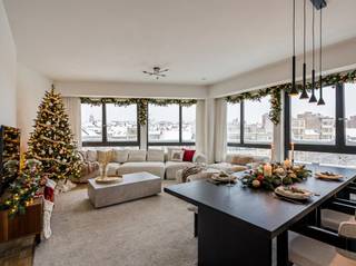 Op een uiterst aantrekkelijke locatie in het bruisende Zuid bevindt zich dit lichtrijke hoekappartement van ca. 105 m². Gelegen op een steenworp...