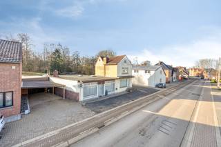 De huidige bebouwing (twee aanpalende woningen) bevindt zich in een staat die volledige afbraak en heropbouw rechtvaardigt. Dit opent de deur naar...