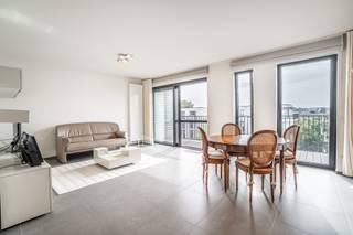 PLAN U BEZOEK OP ONZE WEBSITE: https://www.claeswillems.be/nl/te-huur 
Dit gezellige 1-slaapkamerappartement is centraal gelegen en biedt een praktische indeling, ideaal voor een alleenstaande of een koppel.

Het appartement beschikt over een lichtrijke leefruimte met een open keuken en eetruimte, één slaapkamer, een badkamer, een apart toilet en een aangenaam terras waar u heerlijk kan genieten van de buitenlucht. Daarnaast beschikt u over een ondergrondse autostaanplaats, wat zorgt voor extra comfort en een veilige parkeerplaats.

Dankzij de uitstekende ligging heeft u alles binnen handbereik. Scholen, winkels, een sportcomplex, openbaar vervoer, het station en tal van andere voorzieningen bevinden zich op wandelafstand.

Bent u op zoek naar een comfortabel appartement op een centrale locatie met alle faciliteiten in de onmiddellijke omgeving? Plan dan zeker een bezoek in.