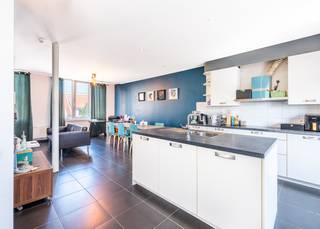 In een kleinschalige residentie die gelegen is op de Veurnestraat 116 (De Panne), stellen wij u dit instapklare appartement op de eerste verdieping voor. Het pand is reeds verhuurd op jaarbasis dus ideaal voor wie een investeringsmogelijkheid zoekt.<br /><br />Eerste verdieping: Inkomhal met vestiairemogelijkheid | ruime leefruimte met volledig uitgeruste keuken | zonnig terras | berging met voorziening voor wasmachine | afzonderlijk toilet met lavabo | badkamer met douche en lavabo in meubel | twee volwaardige slaapkamers.<br /><br />Het appartement heeft volgende troeven:<br />- Vernieuwde ramen<br />- Gaswandketels werden vernieuwd<br />- Elektriciteit = CONFORM<br />- Dak geïsoleerd<br /><br />GEEN lift aanwezig dus lage gemeenschappelijke lasten.<br /><br />Bent u op zoek naar een instapklaar appartement of opbrengsteigendom in De Panne? Aarzel dan zeker niet om ons te contacteren!
