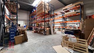 Instapklaar magazijnruimte te koop op een strategische toplocatie in Affligem.<br />Dit moderne bedrijfsgebouw uit 2021 biedt <strong>227 m² hoogwaardige opslagruimte</strong>, aangevuld met <strong>3 privatieve parkeerplaatsen</strong>.<br /><br />De magazijnruimte beschikt over een vrije hoogte van <strong>8 m </strong>en is uitgerust met een <strong>sectionale poort</strong> van 4 m x 4 m, waardoor het pand een uitstekende toegankelijkheid biedt voor zowel leveringen als logistieke activiteiten.<br /><br />Dankzij de nabijheid van de op- en afritten van de<strong> E40</strong> geniet deze locatie van een bijzonder vlotte verbinding richting Brussel, Gent en Aalst. Ook de <strong>N9</strong> en Brusselbaan zorgen voor een uitstekende bereikbaarheid voor klanten, leveranciers en medewerkers.<br /><br />Op zoek naar extra opslagruimte, een showroom of kantoorruimte? Op dezelfde site zijn eveneens 409 m² showroom- en kantoorruimte, 227 m² opslagruimte en 8 parkeerplaatsen beschikbaar.<br /><br />Contacteer<strong> PANORAMA B2B</strong> voor bijkomende inlichtingen, plannen of een vrijblijvend plaatsbezoek via<strong> 0477 07 30 30</strong>.