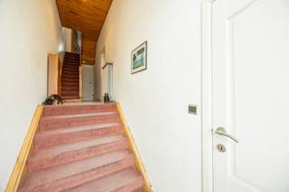 Op zoek naar een woning met ruimte, een centrale ligging en mogelijkheden om er uw eigen thuis van te maken? Deze aangename gezinswoning op de Lakborslei in Deurne biedt een praktische en veelzijdige indeling, met een gezellige leefruimte, keuken, ruime badkamer en 3 tot 4 slaapkamers. Daarnaast beschikt de woning over een polyvalente kelderruimte die extra mogelijkheden biedt.<br /><br />Een bijzondere troef is de ruime tuin, die in deze stedelijke omgeving zorgt voor een aangename buitenruimte en een mooie aanvulling vormt op het wooncomfort. Ook qua ligging zit u hier goed. Winkels, scholen, openbaarvervoer en andere dagelijkse voorzieningen bevinden zich in de nabije omgeving, waardoor u geniet van een centrale en praktische woonomgeving.<br /><br />INDELING:<br />Via de inkomhal betreedt u de woning en krijgt u toegang tot de verschillende vertrekken. De leefruimte biedt voldoende plaats voor een comfortabele zithoek en eetruimte. Aansluitend bevindt zich de keuken die zorgt voor een praktische verbinding met de leefruimte en terras. Via de trap aan het terras kom je uit tot aan de tuin. De tuin is toch zeker een opvallende troef, het biedt de mogelijkheid om te genieten van uw persoonlijke groene buitenruimte, een mooie meerwaarde voor een woning gelegen in Deurne-Noord.<br /><br />De woning beschikt over 3 tot 4 slaapkamers, waarvan één een doorloopslaapkamer is (2 kinderkamers). Dan hebben we de ruime badkamer voorzien van douche, bad, wc en dubbele lavabo. Verder hebben we nog de grote slaapkamer met ingebouwde kasten en een kleine kamer eventueel om te bouwen tot bureau of babykamer.<br /><br />Een bijzondere meerwaarde van deze woning bevindt zich onderaan. De kelderverdieping is opgebouwd uit twee niveaus, waardoor er een duidelijke scheiding is tussen praktische bergruimte en de grotere polyvalente ruimte. Het voorste gedeelte leent zich uitstekend als extra stockage of fietsenberging. Op het lagergelegen niveau bevindt zich vervolgens een polyvalente ruimte van meer dan 40m². Deze ruimte biedt heel wat mogelijkheden en kan mits de nodige werkzaamheden aan al uw wensen voldoen; extra slaapkamer, badkamer, etc. van deze ruimte valt een studio gevoel te creëren zeer gunstig voor de grotere kinderen.<br /><br />Wenst u graag een afspraak? Kijkdag 30/9 = VOL ; 1/10 nieuwe kijkdag inschrijven verplicht!<br /><br />BIJZONDERHEDEN:<br />Aangename Look & Feel - EPC label C: 272 kWh/m² -- Bewoonbare opp. 205m² (indic EPC) - Charmante en ruime tuin - Veel praktische mogelijkheden - P& G score: B - Steden bouwkundige info: in aanvraag