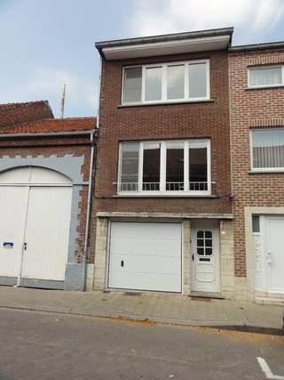 instapklaar: 2 slaapkamers-badkamer-hall met witmarmeren trapWC-living -keuken-volledig afgesloten terras (100% privacy)garage met nieuwe geïsoleerde...