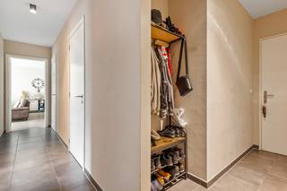 Rustig wonen in het groen, met alle voorzieningen vlakbij? Dit instapklare appartement aan Wervehof 7B in Wijnegem ligt in een aangename, autoluwe omgeving, nabij de dorpskern, winkels, het park en het openbaar vervoer richting Antwerpen.<br /><br />Het appartement bevindt zich op de eerste verdieping en is bereikbaar met de lift. Via de inkomhal komt u in de lichtrijke leefruimte. De parketvloer zorgt voor een warme uitstraling en de grote raampartijen bieden een mooi uitzicht op de groene omgeving. Aansluitend ligt het oostgerichte terras van 10 m.<br /><br />De open keuken is uitgerust met een keramische kookplaat, dampkap, combioven, vaatwasser en koelkast. Daarnaast bevindt zich een praktische wasruimte/berging met aansluitingen voor wasmachine en droogkast, een individuele cv-ketel van Vaillant en ventilatiesysteem type D.<br /><br />De nachthal leidt naar twee slaapkamers met parket (16 en 10 m²). De badkamer beschikt over een ligbad, douche, dubbel lavabomeubel en handdoekradiator. Er is ook een apart gastentoilet met handenwasser aanwezig.<br /><br />Op de -1 vindt u de private kelderberging samen met de dubbele autostaanplaats.<br />De dubbele staanplaats is verplicht mee aan te kopen aan €30.000,-<br /><br />Pluspunten:
<ul>
	<li><span>Rustige en groene, autoluwe omgeving</span></li>
	<li>Ruim terras</li>
	<li>Praktische was- en technische ruimte</li>
	<li><span>Lift en private kelderberging</span></li>
	<li><span>Individuele verwarming en ventilatiesysteem type D</span></li>
	<li><span>Conforme elektrische installatie</span></li>
	<li>Recent bouwjaar</li>
	<li>Autostaanplaats verplicht mee aan te kopen (+ € 30.000)</li>
</ul>
Interesse in dit instapklaar appartement? Contacteer ons via 03 337 50 70 of info@vbvastgoed.be voor meer informatie of een bezoek ter plaatse.