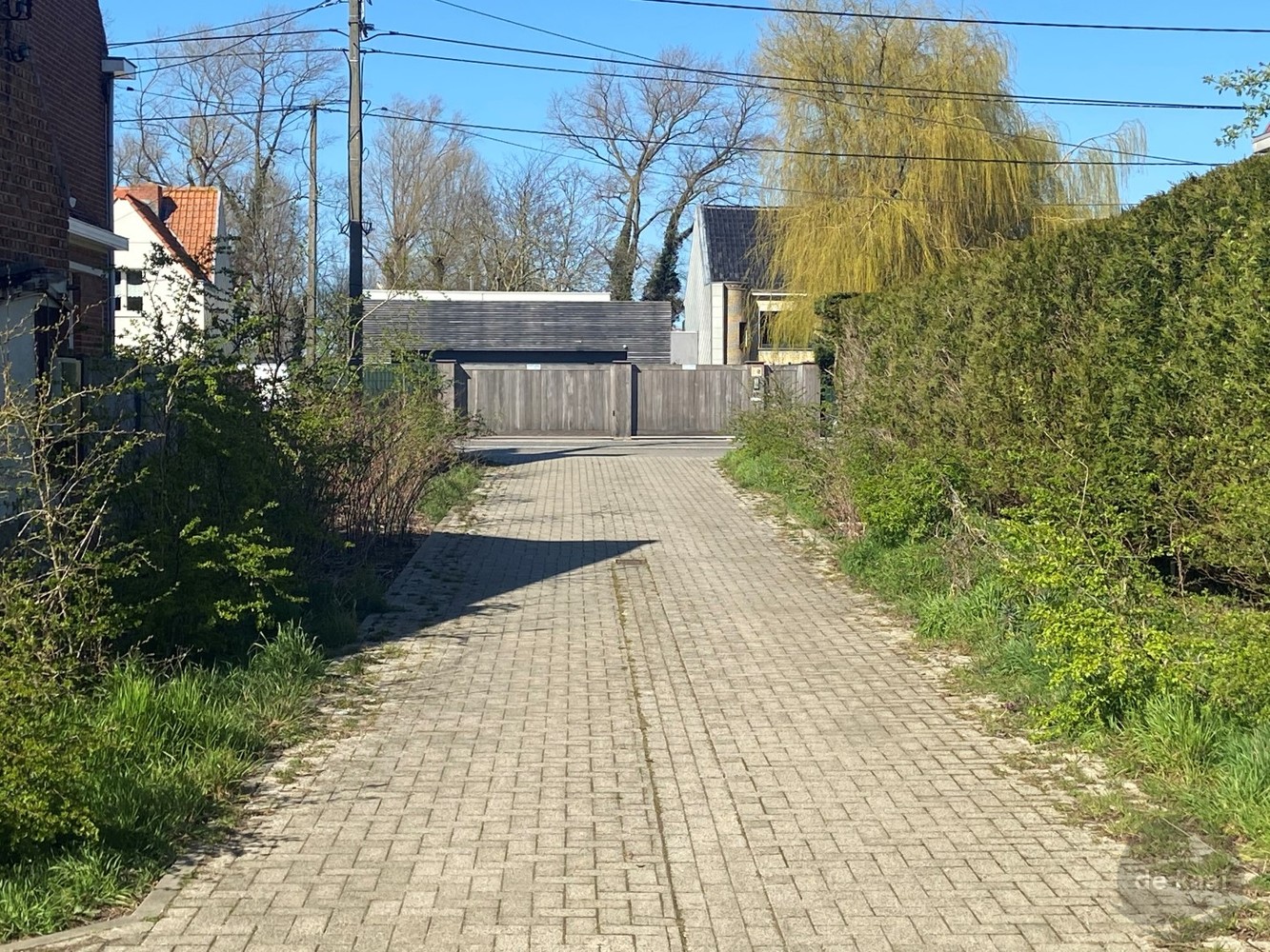 Goed gelegen garagebox nét in Oostduinkerke, op de grens van Nieuwpoort. Gelijkvloers gelegen met volgende afmetingen: 6.76 x 2.82