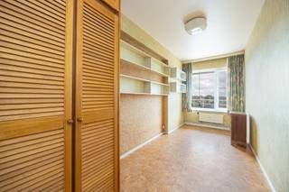 <h2><strong>Ruim appartement met balkon en open zicht in verzorgde residentie</strong></h2>
<p><span>In een verzorgde residentie met lift, op wandelafstand van winkels, openbaar vervoer en groen vinden we dit appartement terug op de zesde verdieping.</span></p>
<h3><strong>Indeling</strong></h3>
<ul>
<li>
<p><span><strong>Inkomhal</strong> met vestiairekasten en praktische berging</span></p>
</li>
<li>
<p><span><strong>Lichte leefruimte</strong> met grote raampartijen, toegang tot het balkon en een open zicht over de omgeving</span></p>
</li>
<li>
<p><span><strong>Volledig uitgeruste keuken</strong> met oven, kookplaat, dampkap, dubbele spoelbak en veel kastruimte</span></p>
</li>
<li>
<p><span><strong>Badkamer</strong> met lavabo, spiegelkast, verlichting en douchecabine</span></p>
</li>
<li>
<p><span><strong>Slaapkamers</strong> met ingebouwde kasten, grote ramen en voldoende ruimte voor dressing of bureau</span></p>
</li>
<li>
<p><span><strong>Apart toilet</strong></span></p>
</li>
<li>
<p><span><strong>Ruim balkon</strong> over de volledige lengte, met glasbalustrade en panoramisch zicht<br /></span></p>
</li>
</ul>
<span></span>
<h3><strong>Extra informatie<br /></strong></h3>
<ul>
<li>
<p><strong>EPC </strong>Label <strong>B </strong>= 121 kWH m²/j</p>
</li>
<li>
<p><strong>Elektriciteit conform!</strong></p>
</li>
<li>Gemeenschappelijke verwarming met lage kosten!<br /><br /></li>
<li>Veel potentieel<br /><br /></li>
<li>Inclusief <strong>kelderberging</strong><br /><br /></li>
<li>Verkoop onder het <strong>registratiestelsel</strong></li>
</ul>
<h2>Bezoek ter plaatse</h2>
<p><span>Contacteer <strong>Vastgoed03</strong> via <strong>03 568 03 03</strong> of <strong>info@vastgoed03.be</strong> voor meer informatie of een bezoek.</span></p>