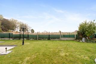 Deze degelijk gebouwde woning met garage en tuin biedt tal van mogelijkheden voor wie op zoek is naar een comfortabel huis met karakter en ruimte om verder te ontwikkelen.<br /><br />INDELING: op het gelijkvloers vind je een lichte leefruimte, een functionele keuken, badkamer met alle comfort en een wasplaats. De woning beschikt over een praktische garage met plek voor 2 auto's. De zolder biedt bovendien de mogelijkheid tot inrichting van twee extra slaapkamers en een extra badkamer.<br /><br />TROEVEN: dubbele beglazing in pvc, centrale verwarming via mazoutkachel, regenwaterput, en een stevig zadeldak. De woning is goed onderhouden en biedt veel potentieel om naar eigen smaak te moderniseren.<br /><br />Bezoek na afspraak met <strong>IMMO BEGUIN</strong>:<br />📧 info@immobeguin.be